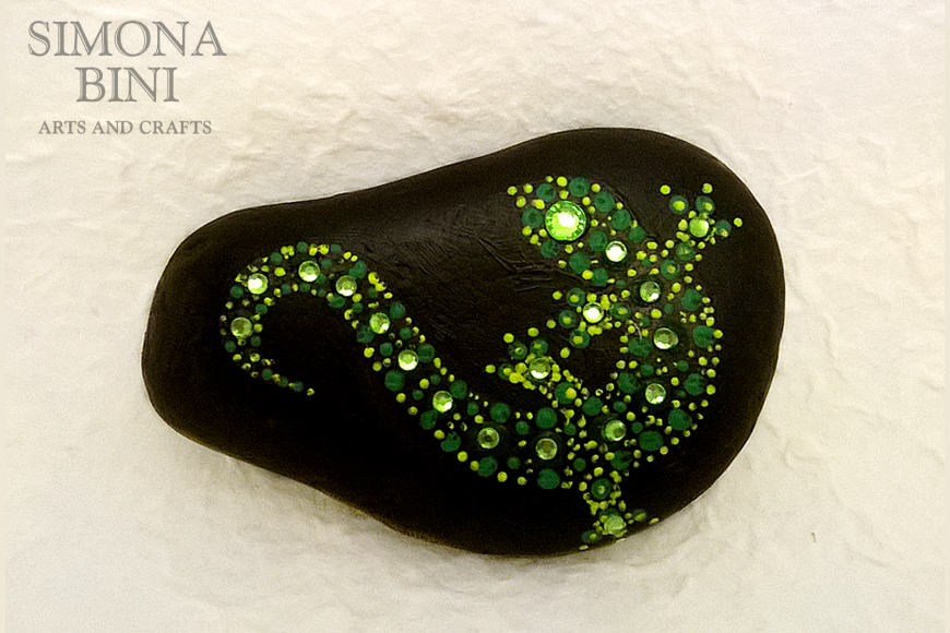 Sasso con geco verde – Stone with green gecko