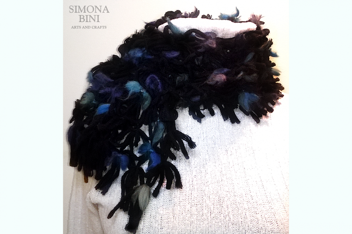 Sciarpa nera con fiocchetti blu –  Black scarf with blue bows