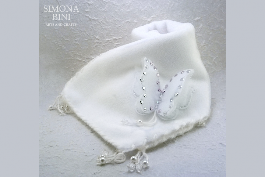 Sciarpa bianca con farfalla – White scarf with butterfly