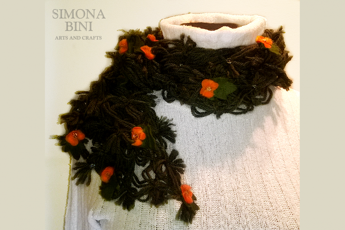 Sciarpa verde con fiori arancioni –  Green scarf with orange flowers