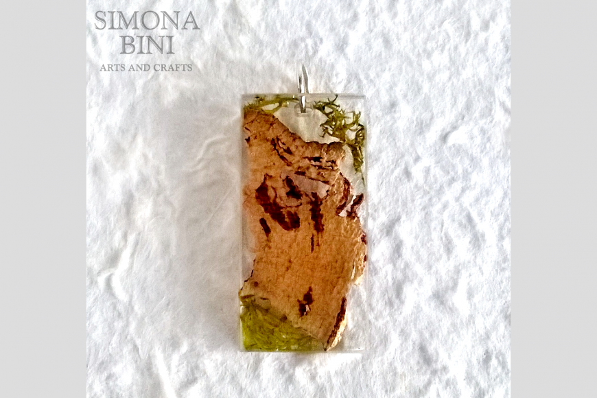Ciondolo in resina con sughero e muschio – Resin pendant with cork and moss