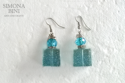 Orecchini in resina con glitter azzurri – Resin earrings with blu glitter