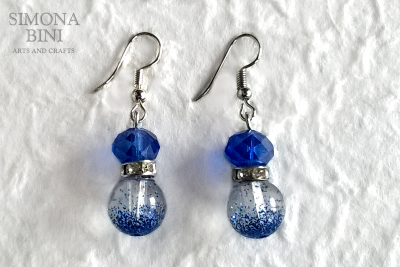 Orecchini in resina con glitter blu – Resin earrings with blu glitter