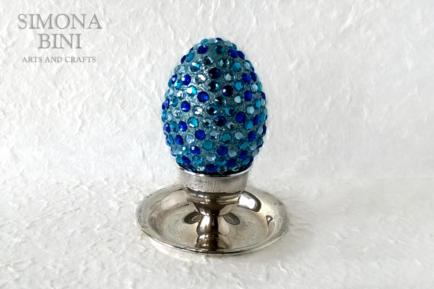 Ovetto di Pasqua con glitter e strass blu –  Easter egg with glitter and blue strass