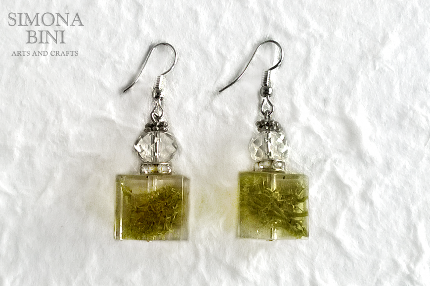 Orecchini in resina con muschio – Resin earrings with moss