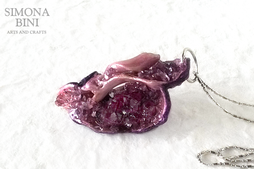 GIOIELLI VENUTI DAL MARE – Ciondolo conchiglia viola – Violet shell pendant