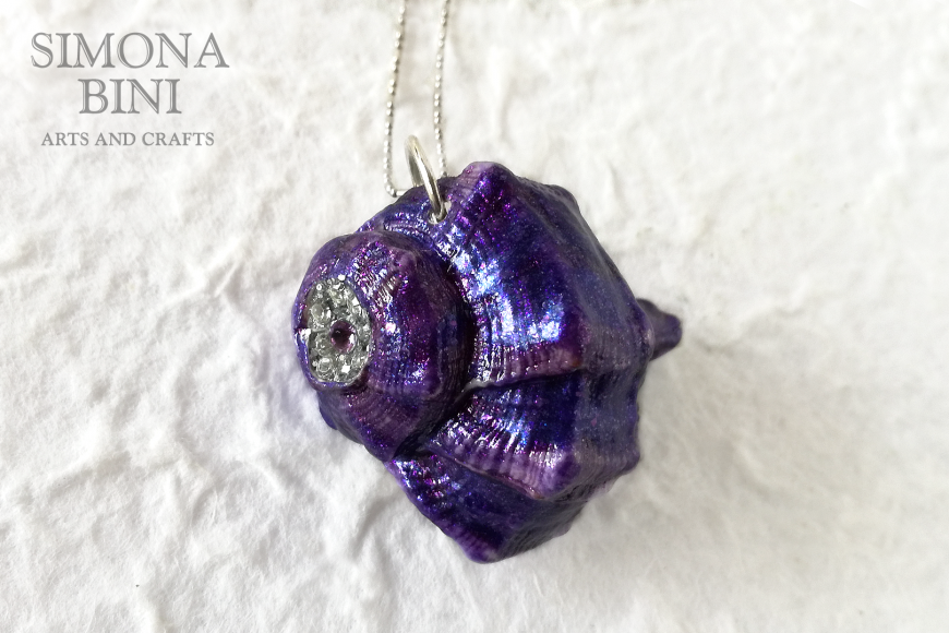 GIOIELLI VENUTI DAL MARE – Ciondolo di conchiglia viola – Violet shell pendant