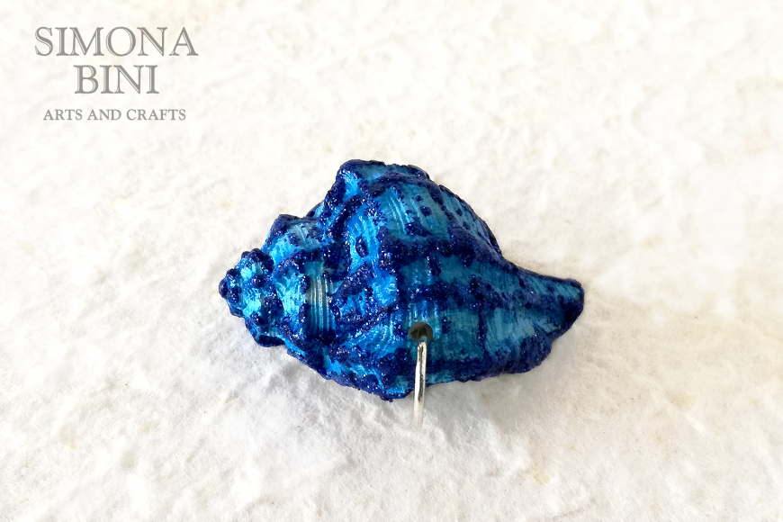 GIOIELLI VENUTI DAL MARE – Ciondolo di conchiglia azzurro blu – Blu shell pendant