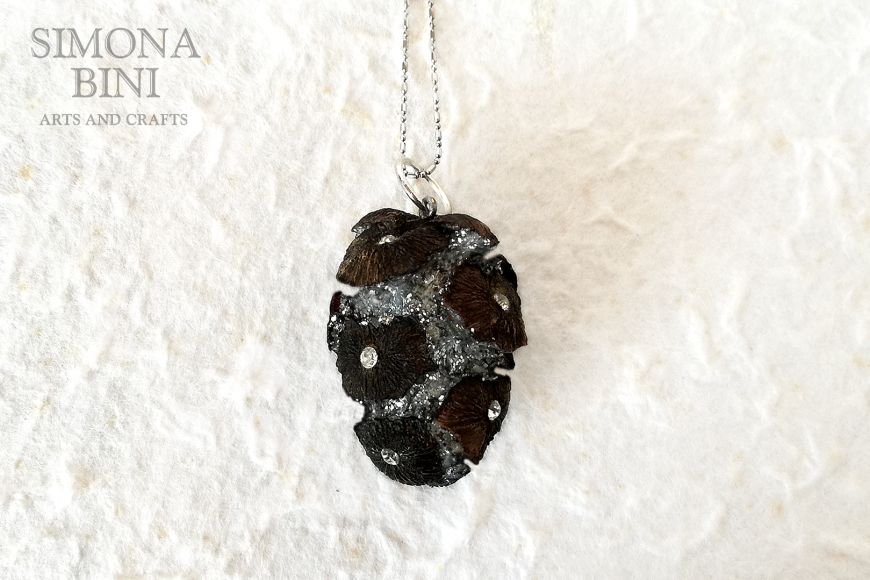 Una pigna gioiello – A pinecone jewel