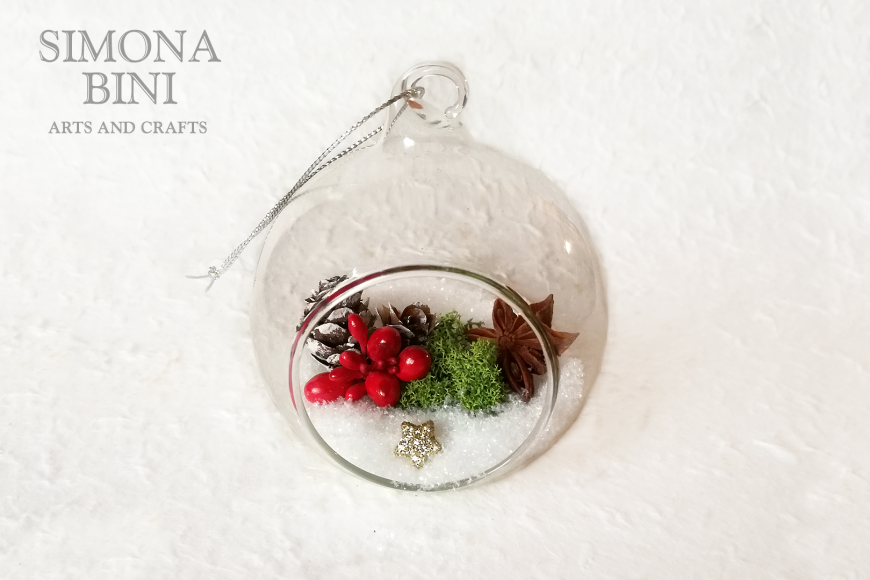 Una pallina di Natale di vetro – A glass Christmas bauble