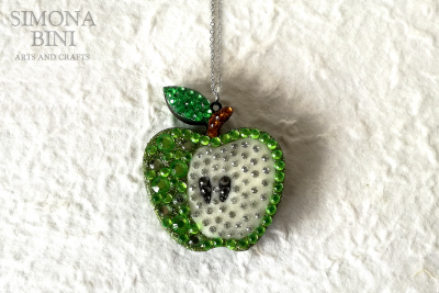 Ciondolo con mela in legno decorata con strass verdi – Wood pendant