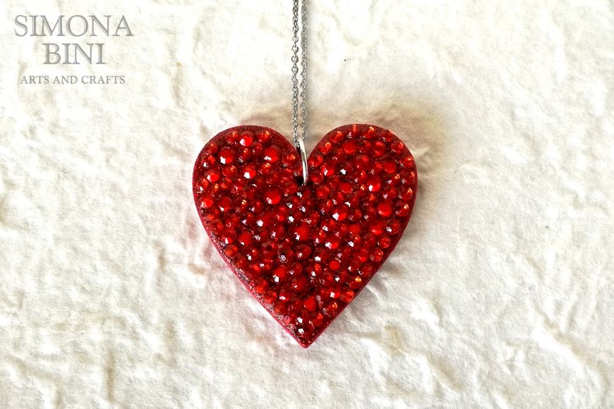 Ciondolo con cuore in legno decorato con strass rossi – Red wood pendant