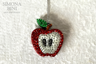 Ciondolo con mela in legno decorata con strass rossi – Wood pendant