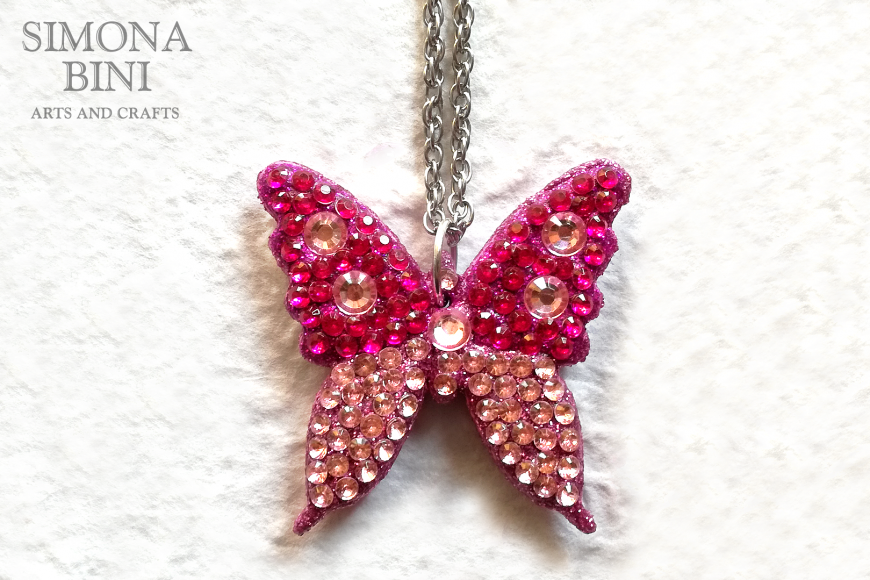 Ciondolo con farfalla in legno rosa – Wood pendant