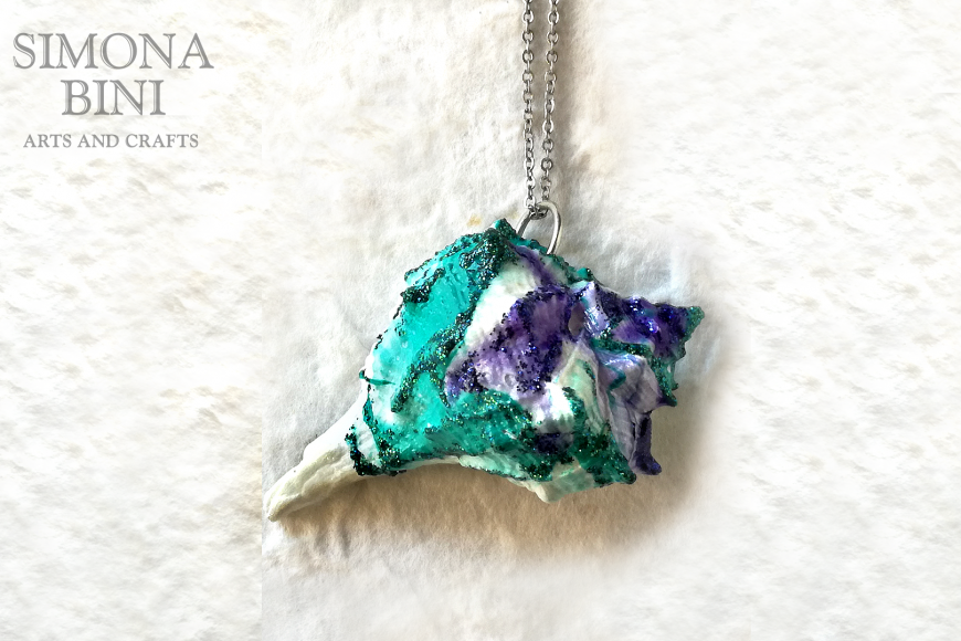 GIOIELLI VENUTI DAL MARE – Ciondolo di conchiglia verde acqua viola e glitter – Green and violet shell pendant