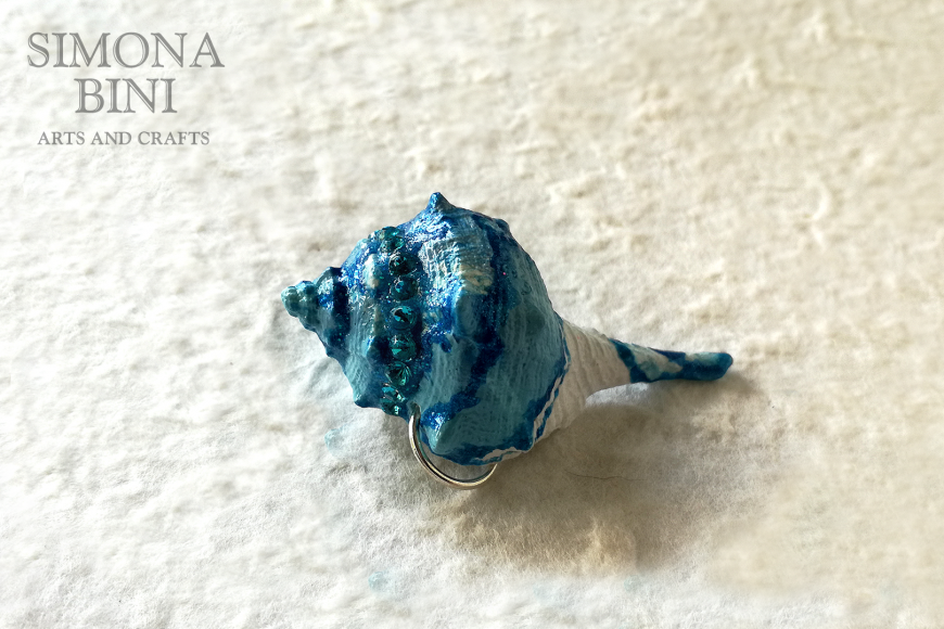 GIOIELLI VENUTI DAL MARE – Ciondolo di conchiglia azzurro con smalto e strass – Red shell pendant