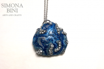 GIOIELLI VENUTI DAL MARE – Ciondolo di conchiglia argento e blu – Silver and blue shell pendant