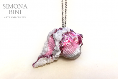 GIOIELLI VENUTI DAL MARE – Ciondolo di conchiglia rosa – Pink shell pendant