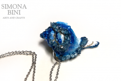 GIOIELLI VENUTI DAL MARE – Ciondolo di conchiglia azzurro blu – Blue shell pendant