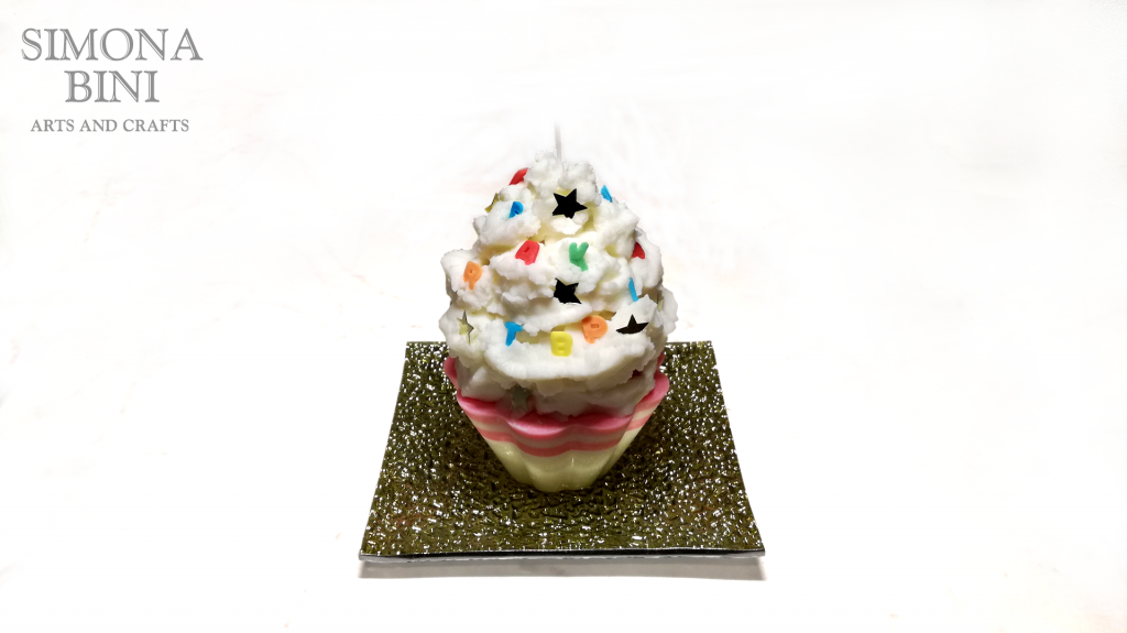 Una candela cupcake bianca con lettere – White cupcake candle – Simona Bini